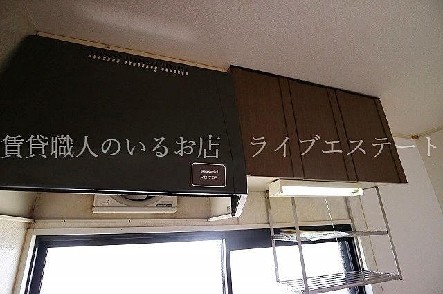 壁付のキッチンなのでダイニングテーブルを置いても十分な広さ