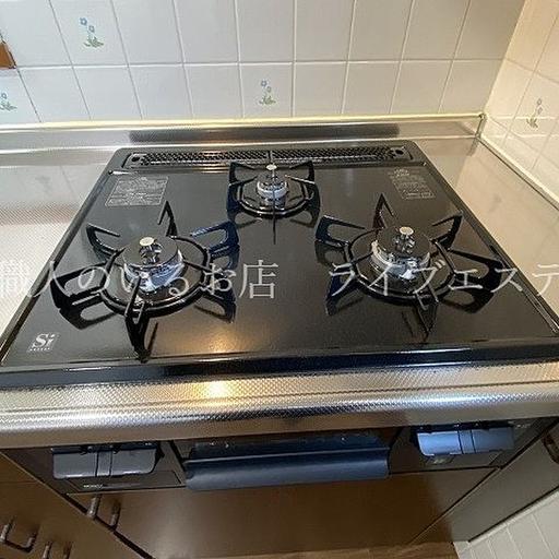 グリル付きの3口コンロ。お掃除しやすいですよ 忙しい日も段取りよくお料理(同タイプ601号室の参考写真です)