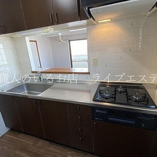 3口コンロのシステムキッチン(同タイプ601号室の参考写真です) お料理も段取りよく進みます
