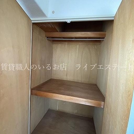 各居室に収納が十分あります ハンガーバー付きで便利(同タイプ601号室の参考写真です)