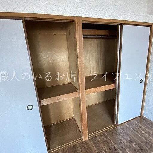 南和室の収納は押し入れタイプ(実際のお部屋は和室です) 衣装ケースなど使えば奥まで有効に使えます(同タイプ601号室の参考写真です)