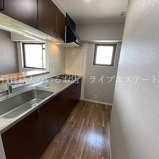 窓があって明るいキッチン 吊戸棚と下の部分で、収納たっぷり(同タイプ601号室の参考写真です)