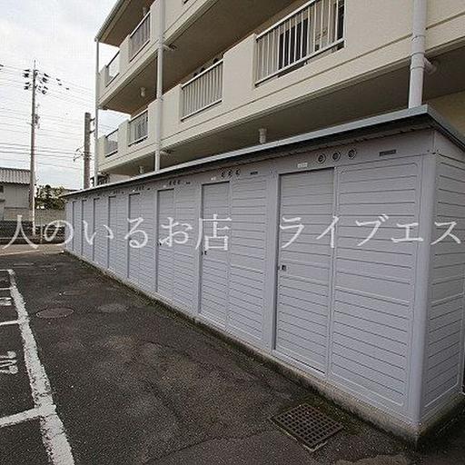専用物置が敷地内にあります お荷物が多い方、趣味の道具をたくさんお持ちの方、これで心配なし!