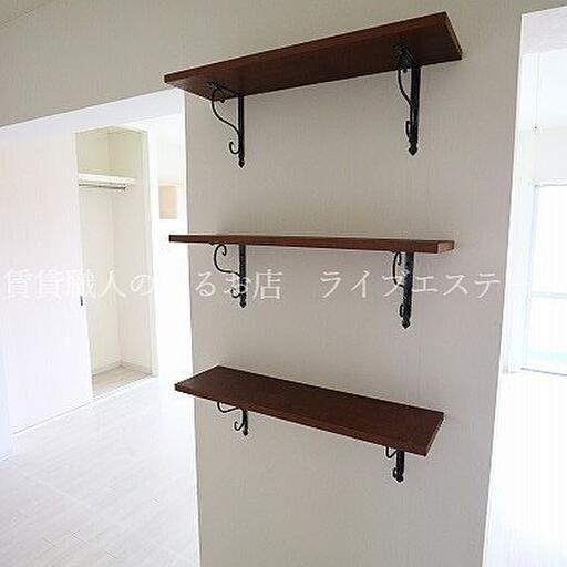 入ってきたときにパッと目に入る位置の飾り棚 コレクションや、お気に入りの食器を飾ってみては