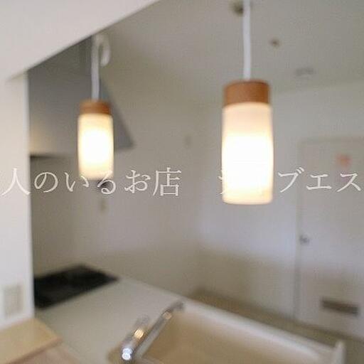 キッチンのペンダントライト 夜になるとやわらかい光がおしゃれな雰囲気を演出