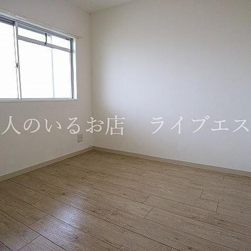 北洋室4.5帖 北向きでも明るい印象。寝室にちょうど良く落ち着く広さです