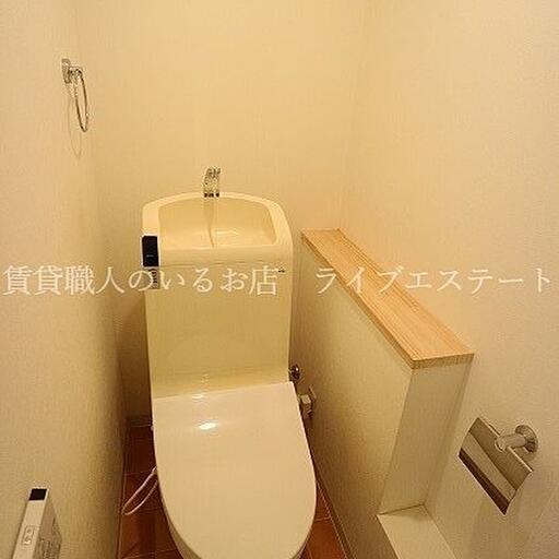壁付リモコン付きのシャワートイレ 便座回りがすっきりしているので奥の床が掃除しやすいです