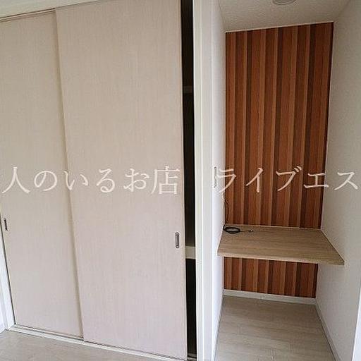 デスクにもなりそうな棚ともう一つの収納 押し入れタイプなので大きな物も入ります