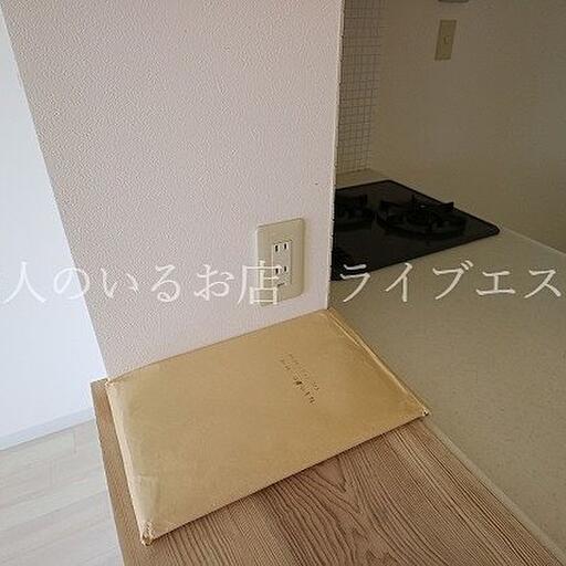カウンターのコンセントは便利 携帯電話を充電したり、フードプロセッサーを使ったり