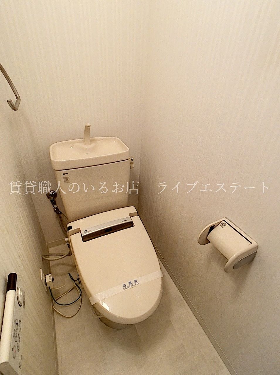 リモコンは壁についているので便座周りが広く、トイレ床の奥まで掃除しやすい