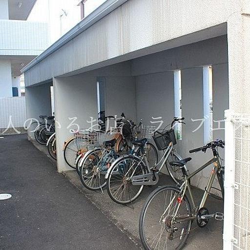 屋根と側面と前面がしっかり囲われているので、自転車が雨に濡れにくいです