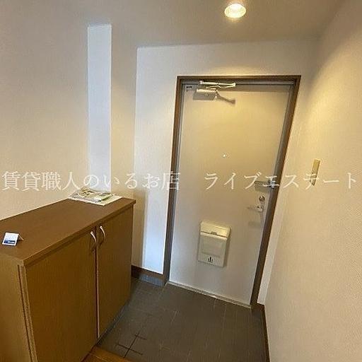 ゆったりした玄関 シューズボックス付きで土間はすっきりさせておけます