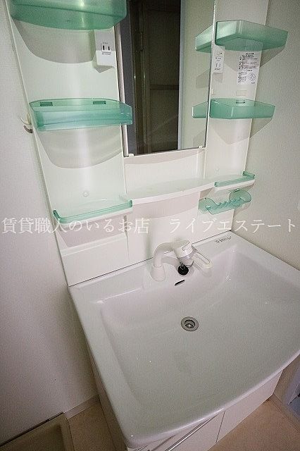 清潔感溢れるスタイリッシュなデザインの洗面化粧台です