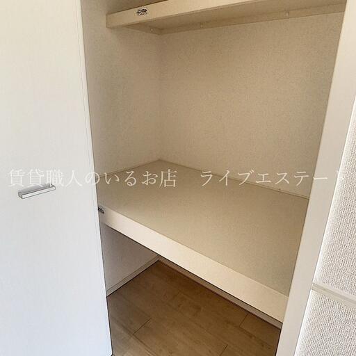 廊下の収納は奥行きのあるタイプ 枕棚もついてたくさん入る 加湿器や扇風機、ヒーターなどの季節の家電、使わない季節のお布団などしまえます