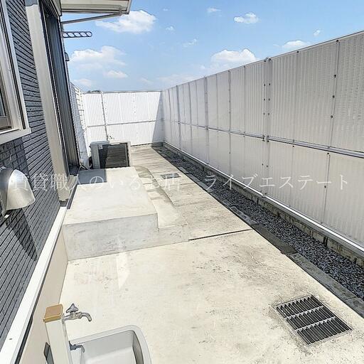 広々した専用庭 フェンスが高く外から見えにくいです 草抜きの必要がないコンクリート 雨の日、土でドロドロなんてこともありません