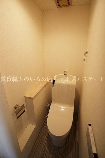 壁のちょっとした棚もあるとかなり便利　リモコンが壁付のシャワートイレ