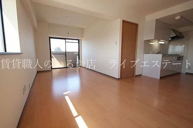 ダイニングはキッチンのそばに、奥の方ではゆったりとくつろげるリビングというふうに使えますね