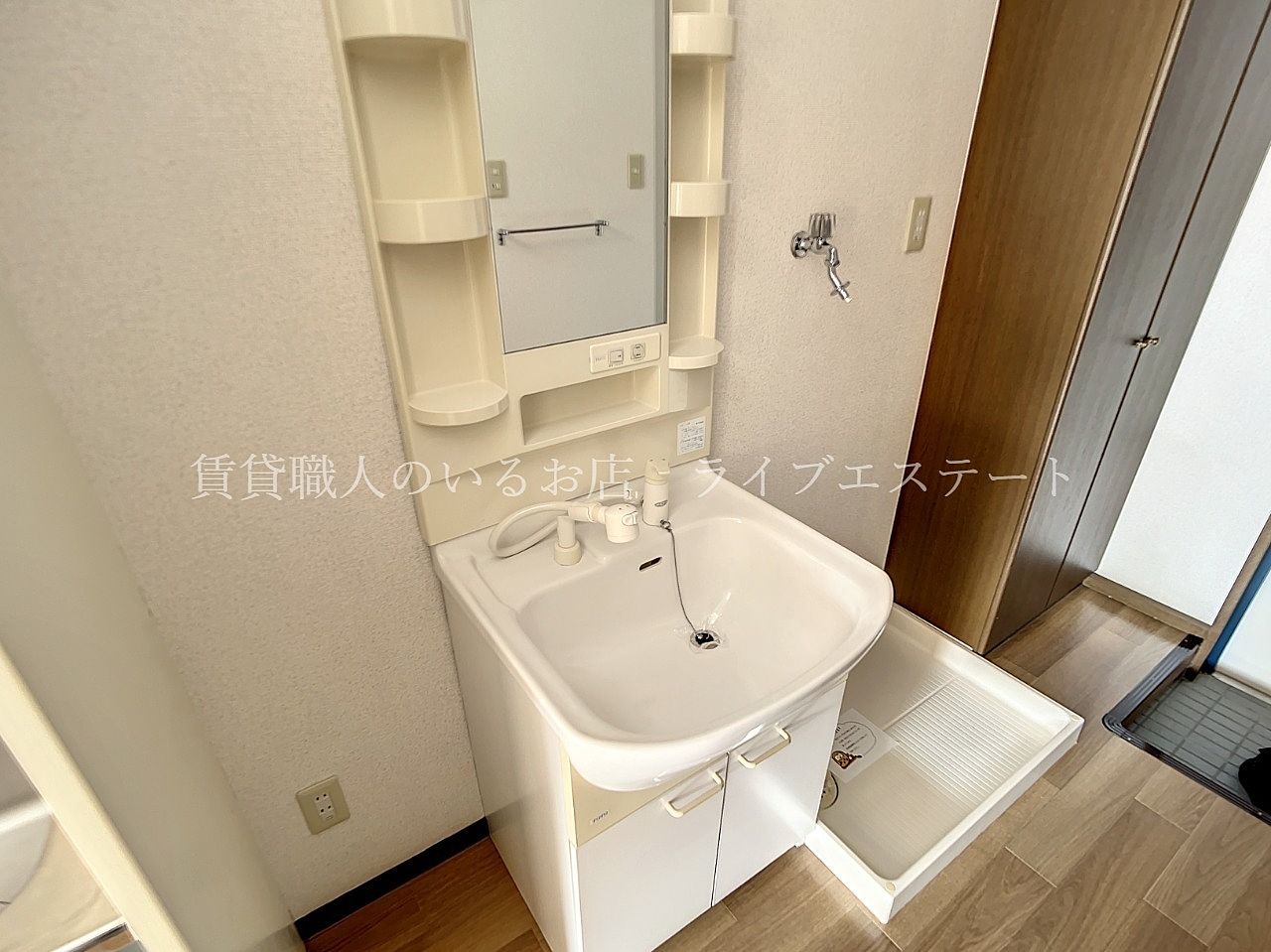 嬉しいシャンプードレッサー付き。洗濯機置場も室内でラクラク スーパーやドラッグストア、他にも各種商業施設がたくさん