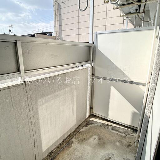 バルコニーが南向きで日当たり良好 お洗濯物がよく乾きます 壁が高いので外からの視線も気になりにくい