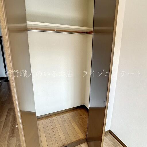 居室にクローゼット付き よく着るお洋服は干した後ハンガーに掛けたまましまうと楽です