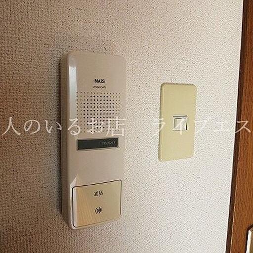 TVモニターホンに変更します ドアを開けずに来訪者の声が聞けるので安心(同タイプ201号室の参考写真です)