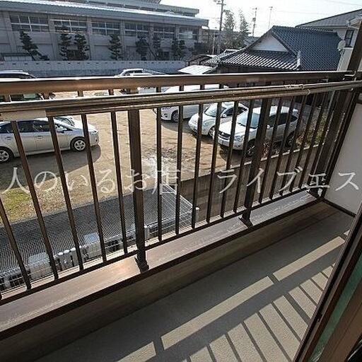 南向きのバルコニー 前面が開けていて、洗濯物がよく乾きそう(同タイプ201号室の参考写真です)