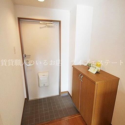 玄関にはシューズボックス付き 最小限の靴だけを出して置けば見た目がすっきりします(同タイプ201号室の参考写真です)
