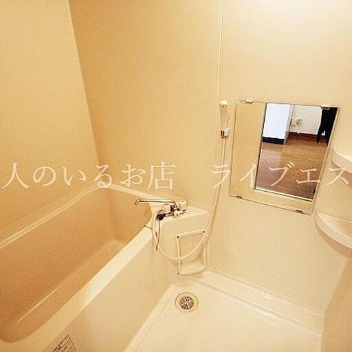 洗い場も浴槽も十分な広さがあるお風呂 湯船にゆったり浸かって疲れを癒して(同タイプ201号室の参考写真です)