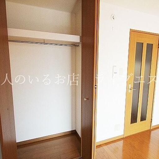洋室のクローゼット 掛ける収納は洗濯物をたたまなくて楽です(同タイプ201号室の参考写真です)