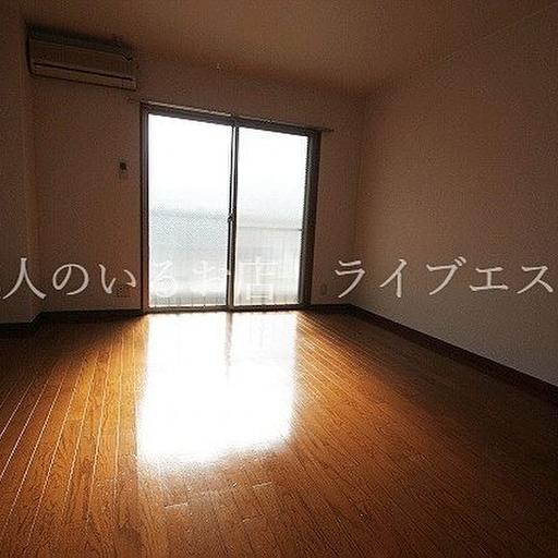 エアコン付きの洋室7.8帖(同タイプ201号室の参考写真です) 南向きで、目の前は開けているので日差しがたっぷり入ります