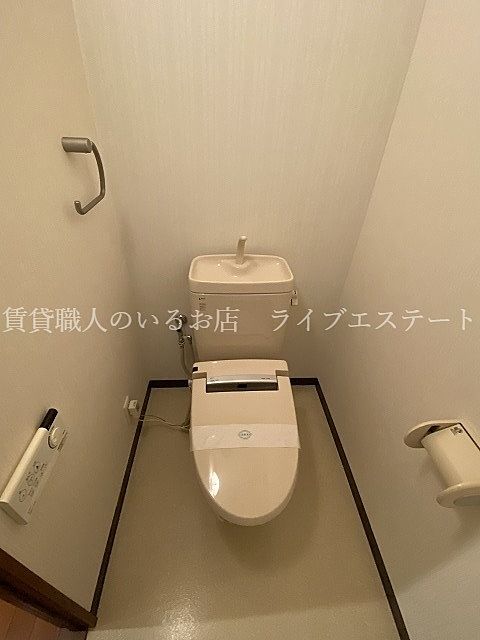 トイレの奥の方を掃除するとき、リモコンが便座横についてないので手が届きやすい（反転タイプ302号室の参考写真です）