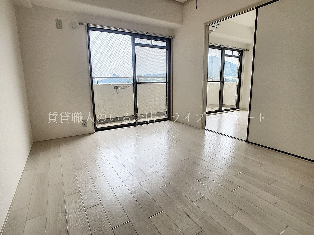 南向きなので日当たり良好で明るい室内(同タイプ701号室の参考写真です)