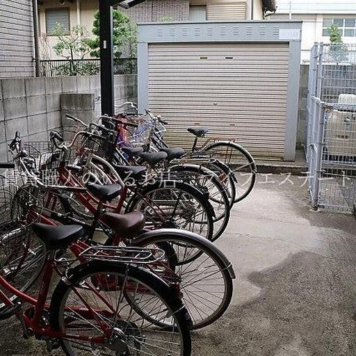 駐輪場 屋根が雨から愛車を守ります