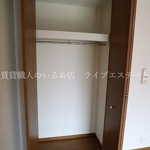 クローゼット付き 忙しくてたたむ時間がない時は干したままのハンガーで掛ける収納が楽