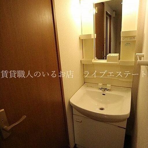 十分な大きさがあり使いやすい洗面台 足元の収納にはストックなどもしまえます