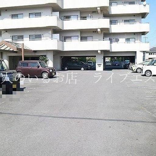 敷地内駐車場 目の前の県道は坂出と高松駅を結びます