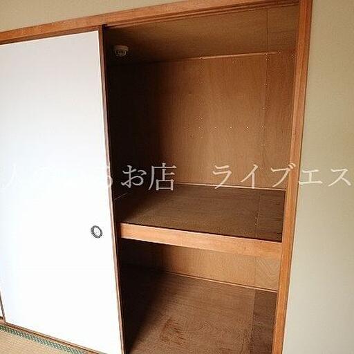 全居室に収納完備 押入れは奥行きがあるので大きな物もしまいやすい