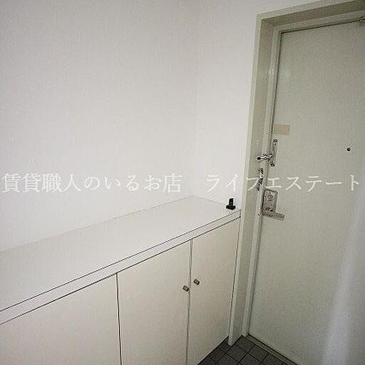 シューズボックスは横長いタイプ 上に物を置けるし、圧迫感がなく玄関が広く感じられます