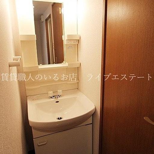 洗面所 棚や足元にたっぷり収納できます(同タイプ102号室の参考写真です) 帰宅後直ぐに手洗いができる間取りです