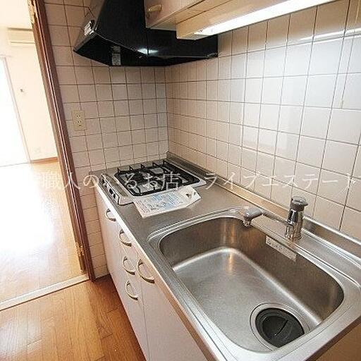 吊戸棚やキッチンの下に調理器具などたっぷり収納可能(同タイプ102号室の参考写真です) 嬉しいインターネット無料!