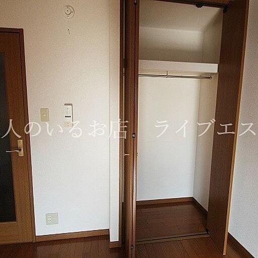 クローゼットつき(同タイプ102号室の参考写真です) よく着るものは、干したハンガーのままかけて保管すると楽ですね