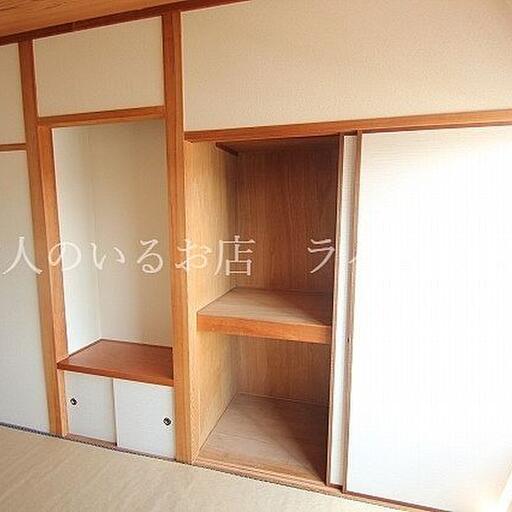 和室の収納 奥行きがあり、お布団もしまえます