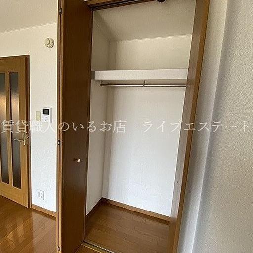 クローゼット付きでお部屋をすっきり使えます(同タイプ203号室の参考写真です) たたむのが面倒な時はハンガーに掛けたままとりあえず収納もできます
