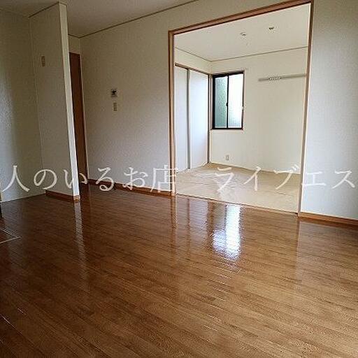 リビングと隣の和室は繋がっているので引き戸を開けておけば開放的 和室は二面採光なので、そこからの明かりや風がキッチンの方まで入ります
