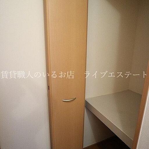廊下の収納 レジャー、アウトドア用品等の外に持ち出すものもはここに置いておくと便利 掃除機や、季節によって使わない加湿器や扇風機の保管場所にもオススメ
