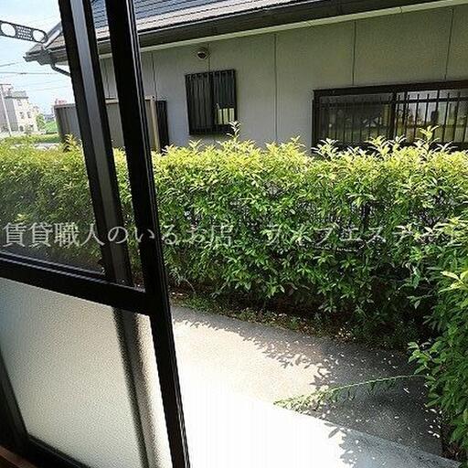 南向きの専用庭 ひあたりがよくお洗濯物がよく乾きそうです お子様のちょっとした遊び場や、大人のリラックスする場としてもオススメ