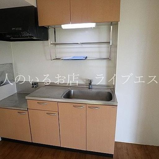 2口ガスコンロ設置可能。吊戸棚下のラックは使い道がたくさんあって便利 壁付のキッチンは背後のリビングダイニング部分を有効に使いやすいです