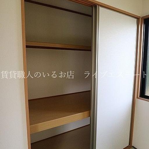 和室の収納は奥行きのある押し入れタイプ 使わない季節のお布団などもしまいやすいです