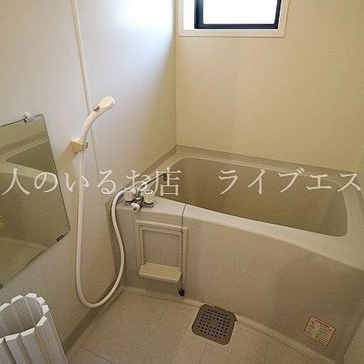 おふろには窓付きで換気しやすいです 日中は明るいので、電気をつけずに入浴することもできます