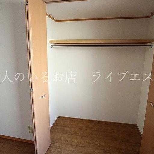 クローゼット付き スーツやワンピース、コートなど、長いものやシワを付けたくない大切な衣類を掛けて収納できます